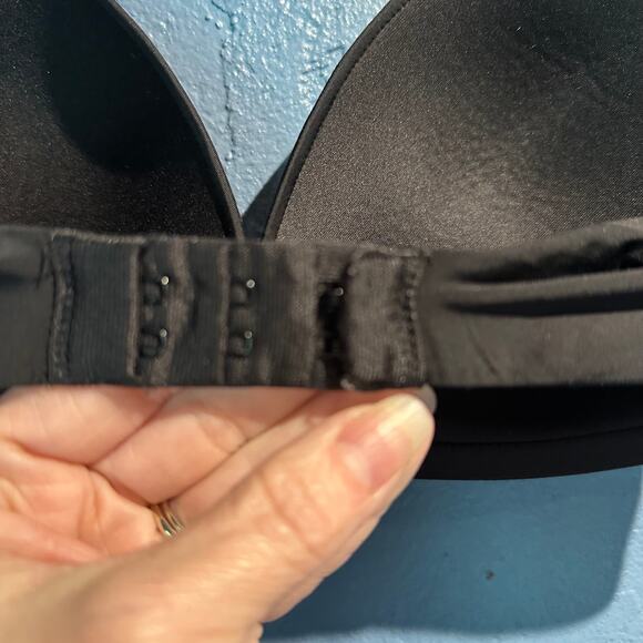 Victoria's Secret Black Wireless Bra Size 36C Adjustable Straps Cross Smooth - Picture 7 of 7